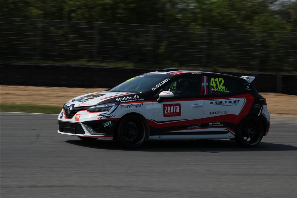 Mathias Dall skulle egentlig have kørt i udlandet i Renault Clio Cup, men da der var for mange tilmeldte til den næste afdeling på Spa Francorchamps, valgte han i stedet at stille op herhjemme. Og det var han nok egentlig glad nok for, søndag eftermiddag.
(Foto: JJ Media)